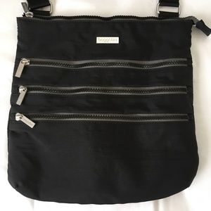 baggallini Cross body bag. Nylon. Adjustable strap